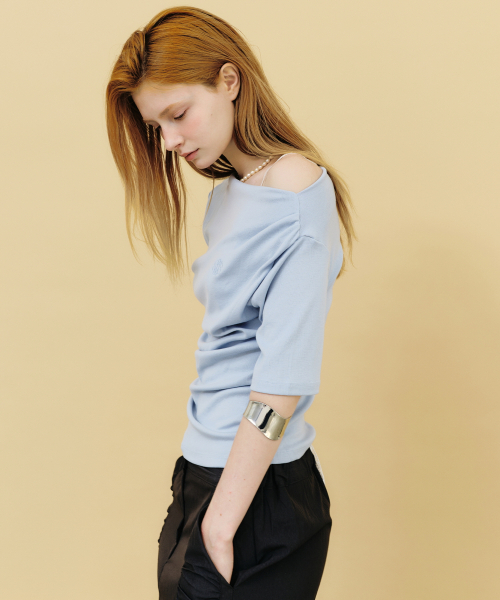 NICK&NICOLE(ニックアンドニコール)の「HALF SHIRRING DRAPE BOAT NECK TOP_SORA(Tシャツ/カットソー・レディース・スカイブルー・FREE)」の2枚目の写真