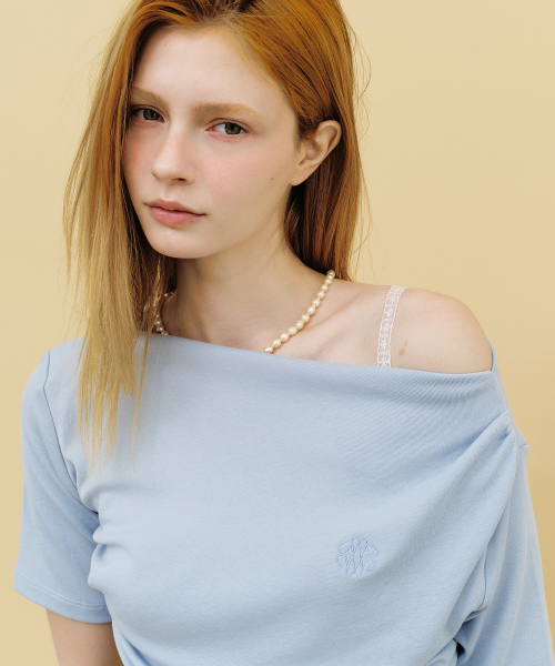 NICK&NICOLE(ニックアンドニコール)の「HALF SHIRRING DRAPE BOAT NECK TOP_SORA(Tシャツ/カットソー・レディース・スカイブルー・FREE)」の3枚目の写真