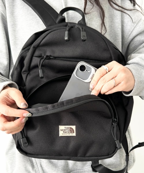 THE NORTH FACE(ザノースフェイス)の「THE NORTH FACE(ザ・ノースフェイス)/軽量 デイリー ミニ バックパック リュック/STANDARD BACKPACK S(バックパック/リュック・レディース・ブラック/ブラウン/レッド・FREE)」の7枚目の写真