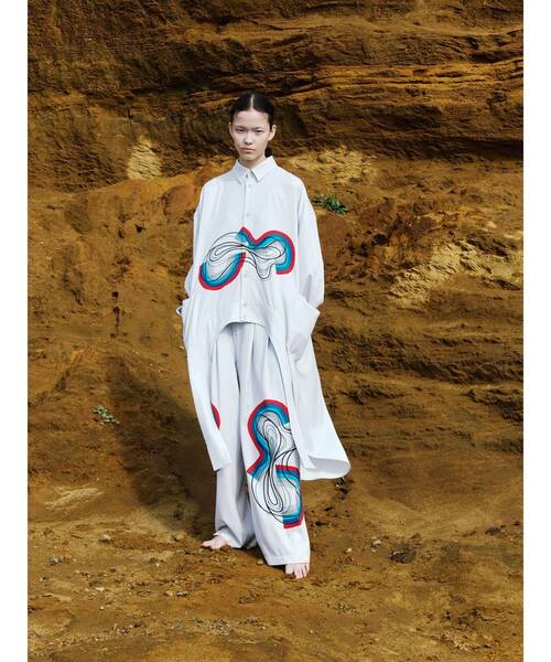 UN3D.（アンスリード）の「STRATUM LAYER SH【セットアップ着用可能】 / ストレイタムレイヤーシャツ（シャツ/ブラウス・レディース・ホワイト/ブラック・36/38）」の2枚目の写真