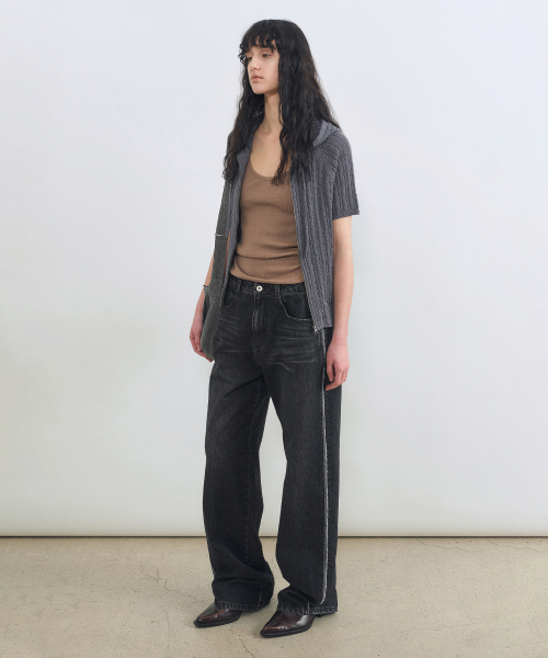 INSILENCE WOMEN（インサイレンスウーマン）の「サイドラインカットデニム ブラック（デニムパンツ・レディース・その他・SMALL/MEDIUM/LARGE）」の2枚目の写真