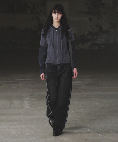 INSILENCE WOMEN（インサイレンスウーマン）の「サイドラインカットデニム ブラック（デニムパンツ・レディース・その他・SMALL/MEDIUM/LARGE）」の4枚目の写真