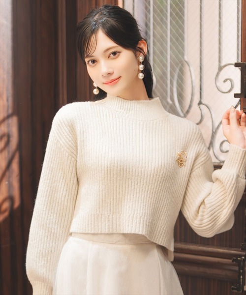 WILLSELECTION（ウィルセレクション）の「ブローチ付きクロップドラメニット（ニット/セーター・レディース・ピンク/オフホワイト/ブラック/サックスブルー/ミント・FREE）」の2枚目の写真