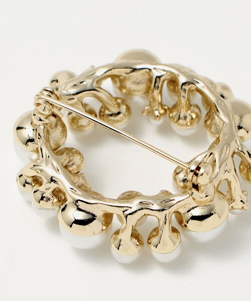 green label relaxing（グリーンレーベルリラクシング）の「サークル フェイクパール パヴェ ブローチ（ブローチ/コサージュ・レディース・オフホワイト・FREE）」の7枚目の写真