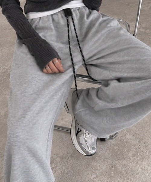 CLOTHY(クロシィ)の「【ALLシーズン着れるワンマイルアイテム!】スウェットバレルパンツ(セットアップ可)(スウェットパンツ・レディース・ライトグレー/ブラック/グレー/オフホワイト・MEDIUM/LARGE)」の1枚目の写真