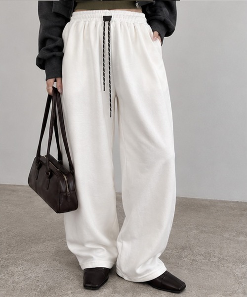 CLOTHY(クロシィ)の「【ALLシーズン着れるワンマイルアイテム!】スウェットバレルパンツ(セットアップ可)(スウェットパンツ・レディース・ライトグレー/ブラック/グレー/オフホワイト・MEDIUM/LARGE)」の2枚目の写真