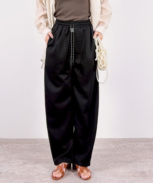 CLOTHY(クロシィ)の「【ALLシーズン着れるワンマイルアイテム!】スウェットバレルパンツ(セットアップ可)(スウェットパンツ・レディース・ライトグレー/ブラック/グレー/オフホワイト・MEDIUM/LARGE)」の17枚目の写真