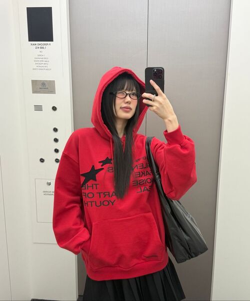 ODD STUDIO（オッドスタジオ）の「スタープリケオーバーサイズフードパーカー - レッド（パーカー・レディース・レッド・1(M)/2(L)）」の2枚目の写真