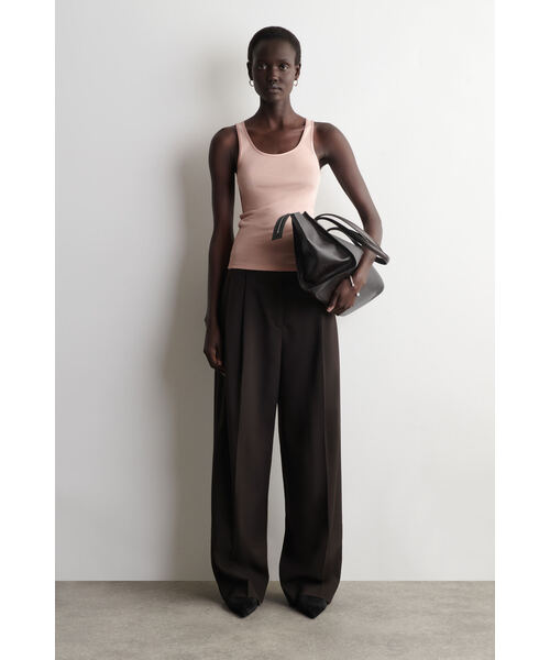 COS（コス）の「サテントリム　コットンジャージータンクトップ（タンクトップ・レディース・ピンク・36/38/M/L）」の2枚目の写真