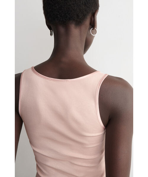 COS（コス）の「サテントリム　コットンジャージータンクトップ（タンクトップ・レディース・ピンク・36/38/M/L）」の4枚目の写真