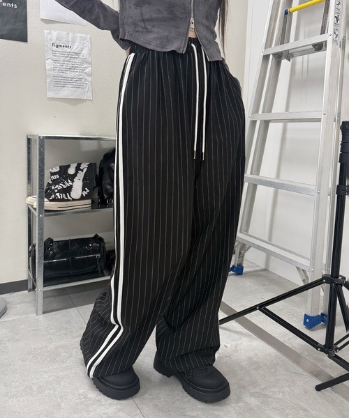 Figments(フィグメンツ)の「ストライプトラックパンツ(その他パンツ・レディース・ブラック/グレー・FREE)」の2枚目の写真