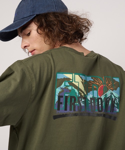 FIRST DOWN(ファーストダウン)の「グラフィック スリーブTシャツ #1(Tシャツ/カットソー・メンズ・カーキ/ホワイト・M/L/XL)」の1枚目の写真