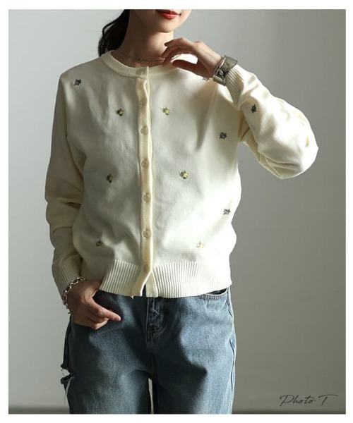 Sawa a la mode(サワアラモード)の「ミニ刺繍クルーネックカーディガン(カーディガン/ボレロ・レディース・ブラック/アイボリー・FREE)」の3枚目の写真