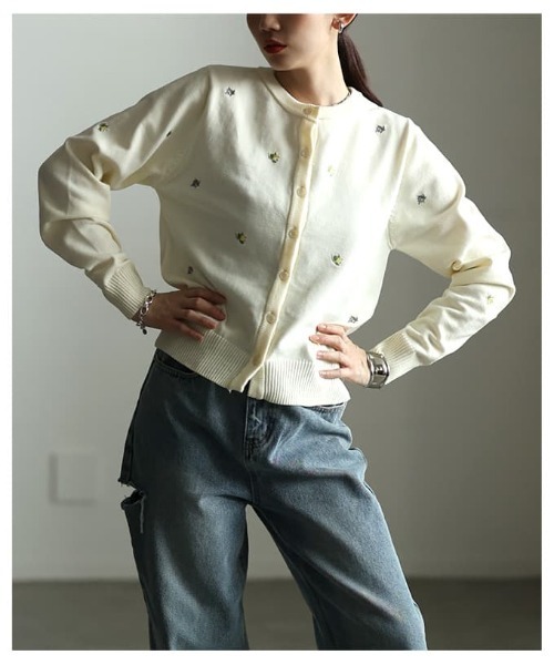 Sawa a la mode(サワアラモード)の「ミニ刺繍クルーネックカーディガン(カーディガン/ボレロ・レディース・ブラック/アイボリー・FREE)」の5枚目の写真