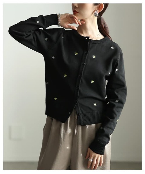 Sawa a la mode(サワアラモード)の「ミニ刺繍クルーネックカーディガン(カーディガン/ボレロ・レディース・ブラック/アイボリー・FREE)」の16枚目の写真