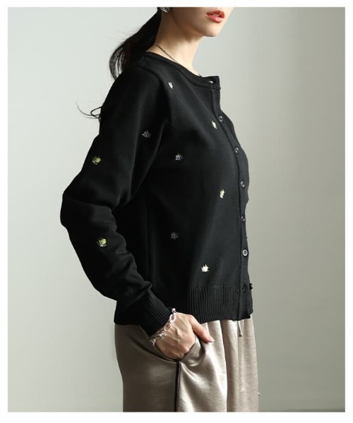 Sawa a la mode(サワアラモード)の「ミニ刺繍クルーネックカーディガン(カーディガン/ボレロ・レディース・ブラック/アイボリー・FREE)」の17枚目の写真