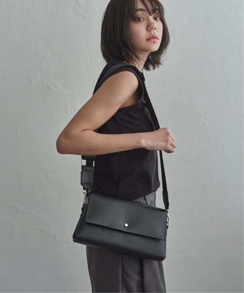 notch.(ノッチ)の「フラップ2WAYスクエアバッグ(ショルダーバッグ・レディース・ブラック/ライトグレー/キャメル/オフホワイト・ONESIZE)」の2枚目の写真