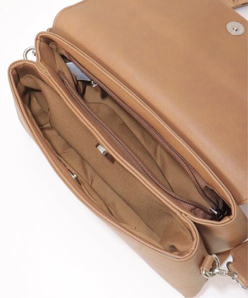 notch.(ノッチ)の「フラップ2WAYスクエアバッグ(ショルダーバッグ・レディース・ブラック/ライトグレー/キャメル/オフホワイト・ONESIZE)」の9枚目の写真