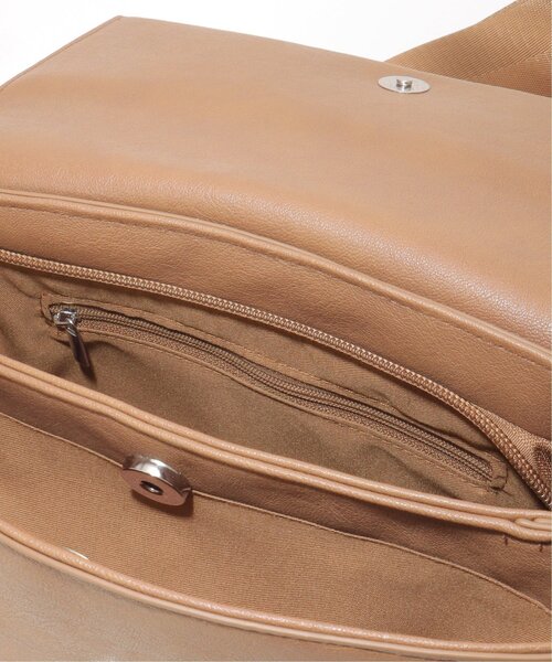 notch.(ノッチ)の「フラップ2WAYスクエアバッグ(ショルダーバッグ・レディース・ブラック/ライトグレー/キャメル/オフホワイト・ONESIZE)」の10枚目の写真