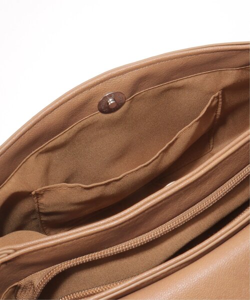 notch.(ノッチ)の「フラップ2WAYスクエアバッグ(ショルダーバッグ・レディース・ブラック/ライトグレー/キャメル/オフホワイト・ONESIZE)」の11枚目の写真