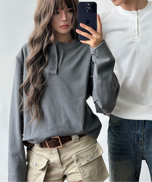 neos(ネオス)の「【neos】ルーズシルエット ヘンリーネック ロングスリーブ Tシャツ ユニセックス(Tシャツ/カットソー・メンズ・ワインレッド/ブラック/チャコールグレー/ホワイト・MEDIUM/X-LARGE/LARGE)」の4枚目の写真