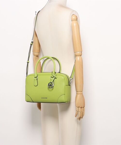 MICHAEL KORS(マイケルコース)の「THOMPSON ぺブル レザー ダッフル サッチェル ミディアム(ハンドバッグ・レディース・ライム・FREE)」の5枚目の写真