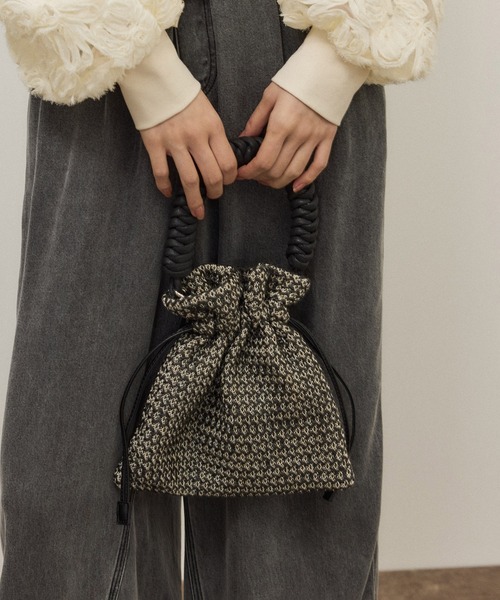 ADAM ET ROPE'(アダムエロペ)の「ブレイドハンドル巾着バッグ(ショルダーバッグ・レディース・ホワイト/ブラック・FREE)」の4枚目の写真