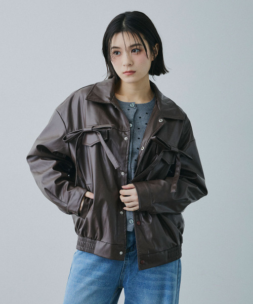 Mirette（ミレット）の「フロントリボンポケット 合成皮革 ブルゾン / Front Ribbon Pocket Jacket（ライダースジャケット・レディース・ブラウン・MEDIUM/SMALL）」の2枚目の写真