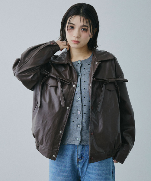 Mirette（ミレット）の「フロントリボンポケット 合成皮革 ブルゾン / Front Ribbon Pocket Jacket（ライダースジャケット・レディース・ブラウン・MEDIUM/SMALL）」の3枚目の写真