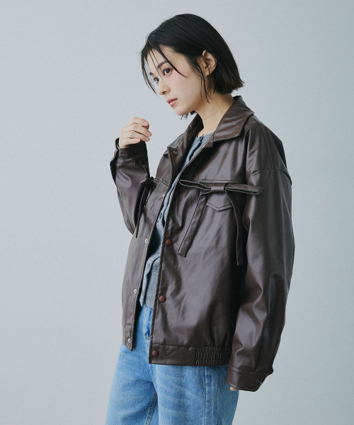 Mirette（ミレット）の「フロントリボンポケット 合成皮革 ブルゾン / Front Ribbon Pocket Jacket（ライダースジャケット・レディース・ブラウン・MEDIUM/SMALL）」の4枚目の写真