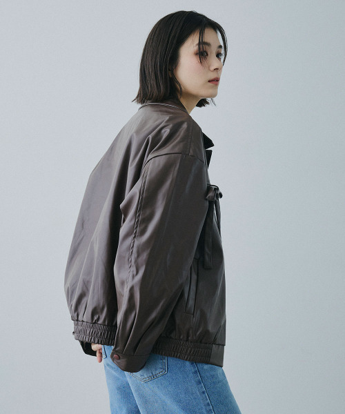 Mirette（ミレット）の「フロントリボンポケット 合成皮革 ブルゾン / Front Ribbon Pocket Jacket（ライダースジャケット・レディース・ブラウン・MEDIUM/SMALL）」の6枚目の写真