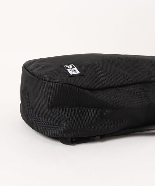NEW ERA(ニューエラ)の「NEW ERA/ニューエラ Body Bag 8L(ボディバッグ/ウエストポーチ・メンズ・ブラック・FREE)」の2枚目の写真