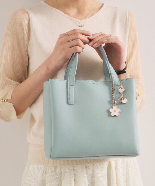 ITS'DEMO（イッツデモ）の「フラワーチャーム付2WAYトート（ハンドバッグ・レディース・サックスブルー/アイボリー・00）」の2枚目の写真