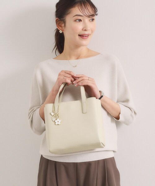 ITS'DEMO（イッツデモ）の「フラワーチャーム付2WAYトート（ハンドバッグ・レディース・サックスブルー/アイボリー・00）」の11枚目の写真