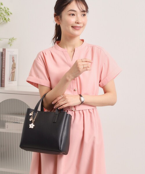 ITS'DEMO（イッツデモ）の「フラワーチャーム付2WAYトート（ハンドバッグ・レディース・サックスブルー/アイボリー・00）」の9枚目の写真