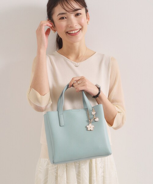 ITS'DEMO（イッツデモ）の「フラワーチャーム付2WAYトート（ハンドバッグ・レディース・サックスブルー/アイボリー・00）」の5枚目の写真