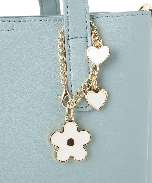 ITS'DEMO（イッツデモ）の「フラワーチャーム付2WAYトート（ハンドバッグ・レディース・サックスブルー/アイボリー・00）」の13枚目の写真