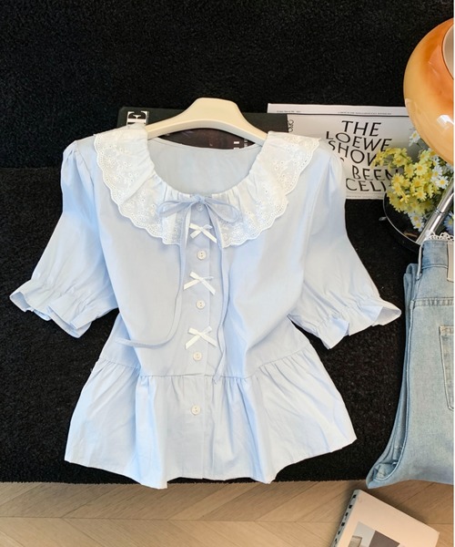 LUCPY(ラクピー)の「レースフリルカラーペプラムブラウス(シャツ/ブラウス・レディース・ブルー/ホワイト・SMALL/MEDIUM/LARGE)」の2枚目の写真