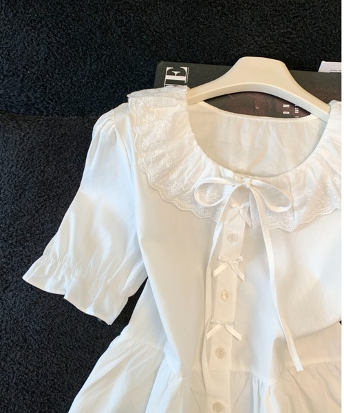 LUCPY(ラクピー)の「レースフリルカラーペプラムブラウス(シャツ/ブラウス・レディース・ブルー/ホワイト・SMALL/MEDIUM/LARGE)」の3枚目の写真