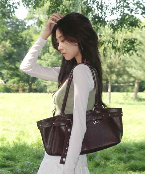 RAIMENT（レイメント）の「Stud Strap Boat Bag_Red Brown（ショルダーバッグ・レディース・その他・FREE）」の4枚目の写真