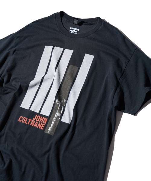THRIFTY LOOK(スリフティールック)の「THRIFTY LOOK スリフティルック / "JOHN COLTRANE" JAZZ TEE(Tシャツ/カットソー・メンズ・ブラック/ブラック系1・X-LARGE/MEDIUM/LARGE)」の1枚目の写真