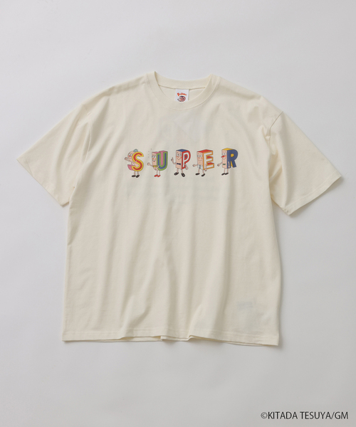 JOURNAL STANDARD relume(ジャーナルスタンダード レリューム)の「Pちゃん / アルファベッツ "SUPER" アルファベット Tシャツ(Tシャツ/カットソー・メンズ・ブラック系その他/ホワイト・LARGE/MEDIUM)」の1枚目の写真