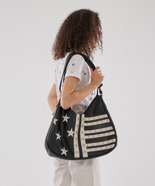 WISH FOR EVER(ウィッシュフォーエバー)の「STAR STUDS FLAG SHOULDER BAG/スタースタッズフラッグショルダーバッグ(ショルダーバッグ・メンズ・ネイビー/ブラック・ONE SIZE)」の1枚目の写真