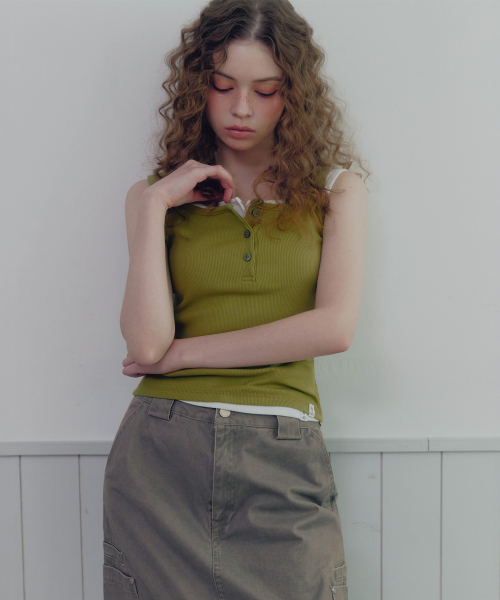TWEE(トゥウィー)の「パーキンリブボタンスリーブレス(Tシャツ/カットソー・レディース・アイボリー/オリーブ/レッド/ネイビー・FREE)」の6枚目の写真