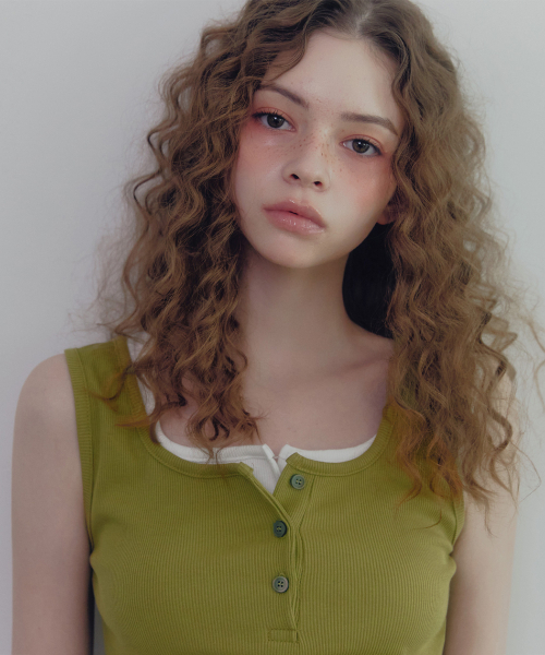 TWEE(トゥウィー)の「パーキンリブボタンスリーブレス(Tシャツ/カットソー・レディース・アイボリー/オリーブ/レッド/ネイビー・FREE)」の8枚目の写真