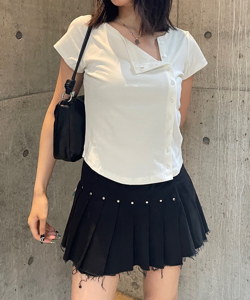 ROGER AND RAW(ロジャーアンドロウ)の「アシメボタン半袖トップス(Tシャツ/カットソー・レディース・ホワイト/ブラック・FREE)」の11枚目の写真