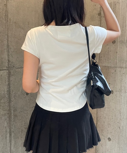 ROGER AND RAW(ロジャーアンドロウ)の「アシメボタン半袖トップス(Tシャツ/カットソー・レディース・ホワイト/ブラック・FREE)」の16枚目の写真