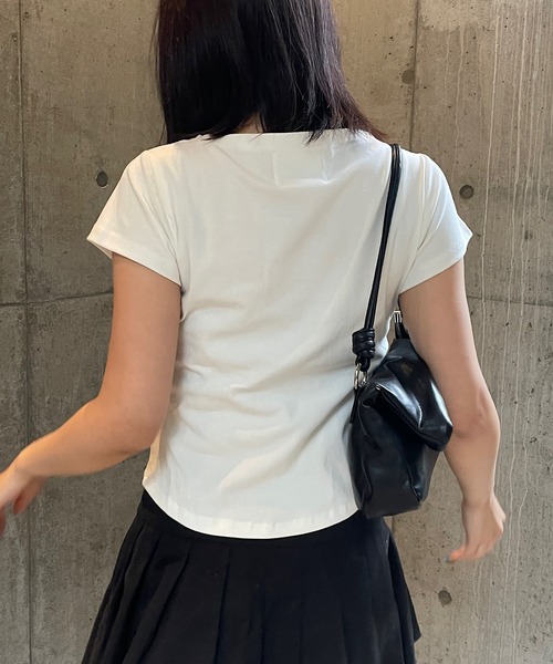ROGER AND RAW(ロジャーアンドロウ)の「アシメボタン半袖トップス(Tシャツ/カットソー・レディース・ホワイト/ブラック・FREE)」の15枚目の写真