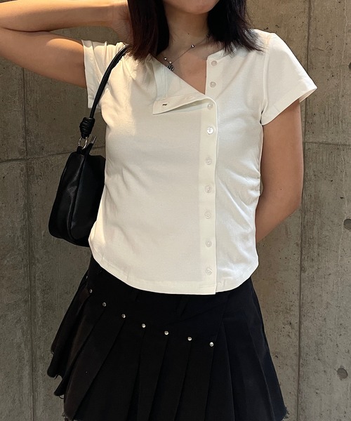 ROGER AND RAW(ロジャーアンドロウ)の「アシメボタン半袖トップス(Tシャツ/カットソー・レディース・ホワイト/ブラック・FREE)」の13枚目の写真
