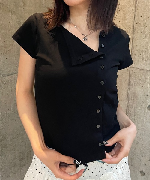 ROGER AND RAW(ロジャーアンドロウ)の「アシメボタン半袖トップス(Tシャツ/カットソー・レディース・ホワイト/ブラック・FREE)」の6枚目の写真
